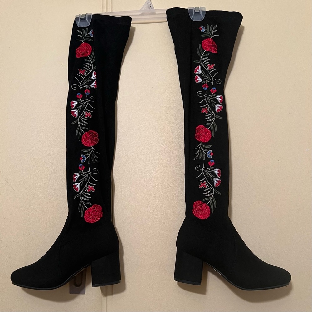 Over the knee boot with flower embroidery